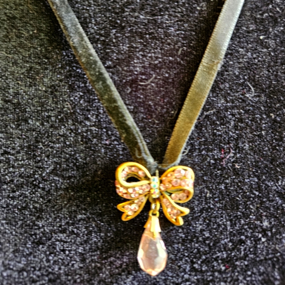 stone bow pendant necklace
